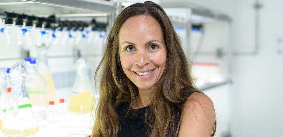 Einat Segev博士是以色列国家博士后促进科学妇女的博士奖。她是植物和环境科学部的新成员,也是今年聘请的四名新女性之一,聘请是前授予收件人。