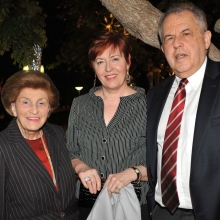 Andrea Klepetar Fallek（左）与前学院主席Haim Harari教授和他的妻子Elfi。