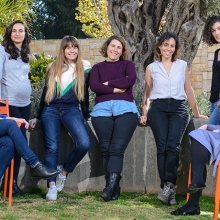 七位科学领域的特殊女性:从左到右:雅艾尔·格罗珀、伊登·伊夫拉奇、米哈尔·沙维特、吉尔·施瓦茨、吉尔·高弗尔、阿迪·米尔曼和罗莎莉·利普什