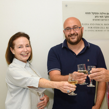 Ilana和Pascal Mantoux与Jacob Hanna教授(中)一起举杯，庆祝汉纳实验室以Mantouxs夫妇的名义成立十年。