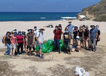 2020年7月，志愿者在帕尔马希姆海滩进行日间清洁