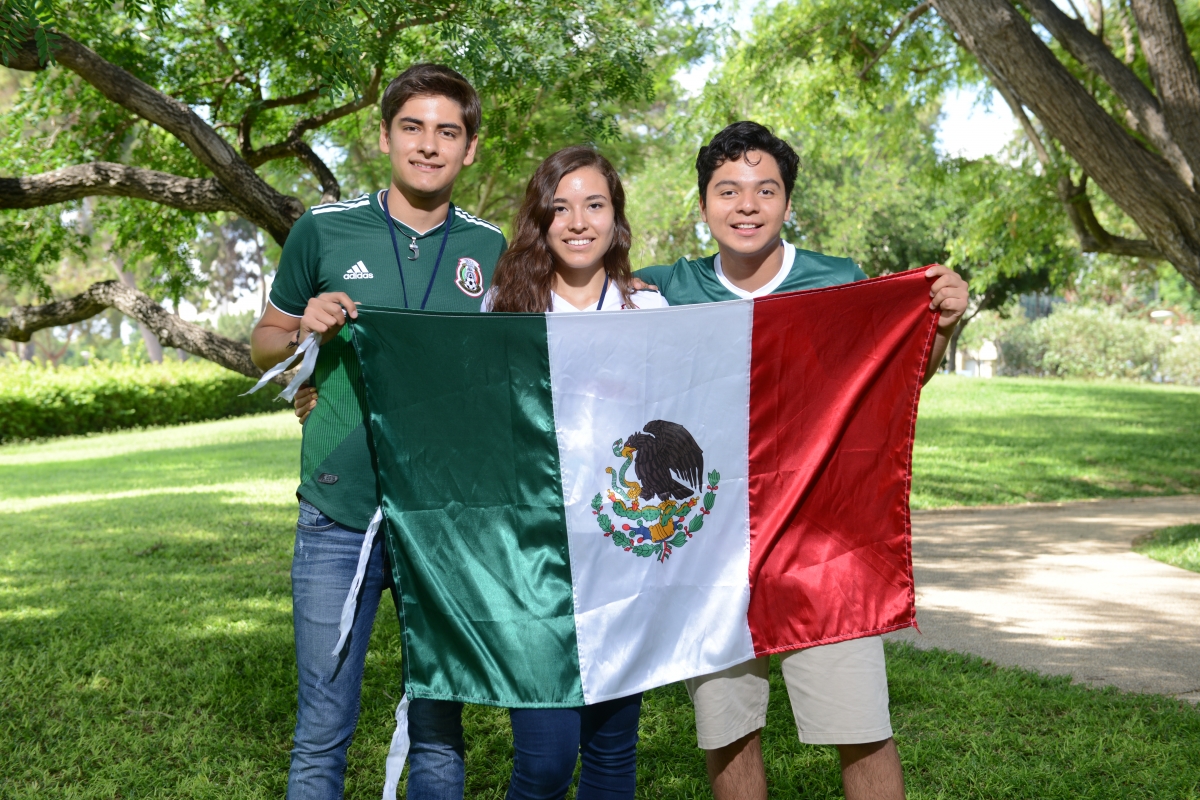 2018年Bessie Lawrence博士博士墨西哥学生（Issi）。从左到右：HéctorGómez，戴安娜罗德吉苏斯和RamónCastanedaCerdan