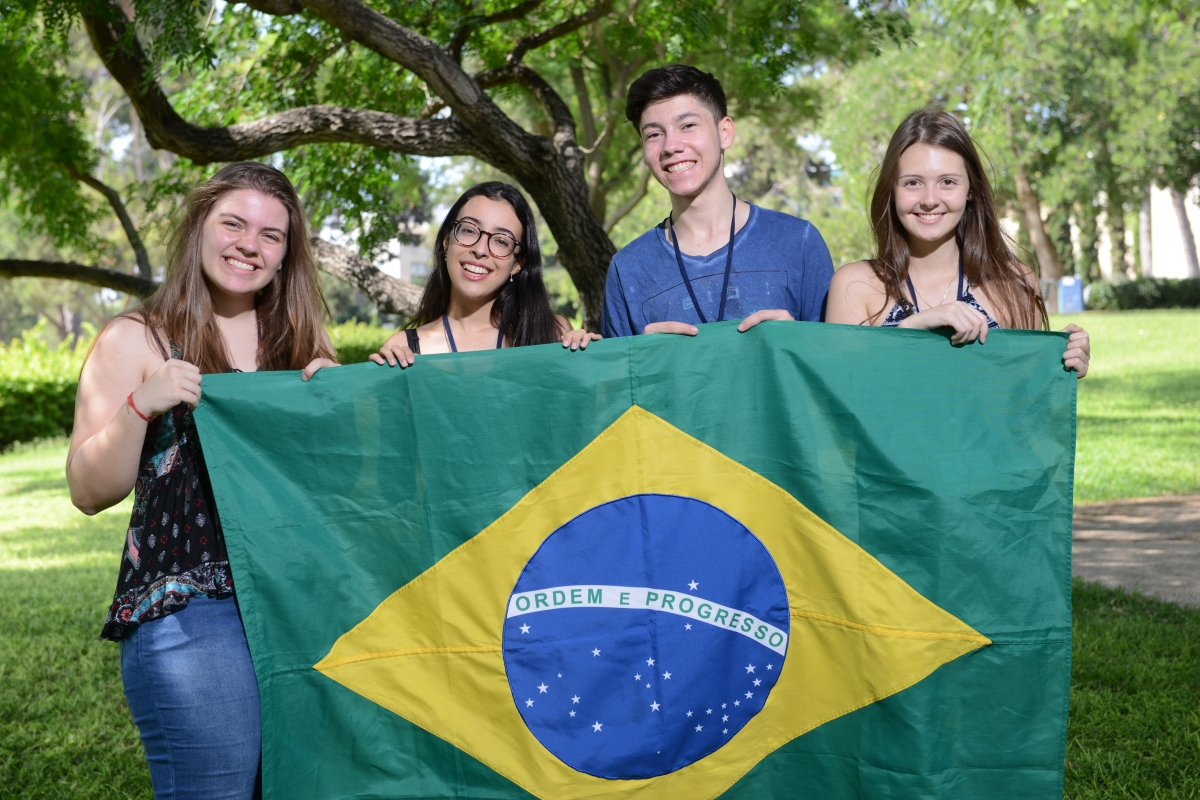 Bessie Lawrence博士国际夏季科学研究所（ISSI）的巴西学生于2018年。从左到右：卡罗来纳帕迪尔哈，卢萨·哥里尼奥，Gean de Oliveira da Silva和Maria Valoto