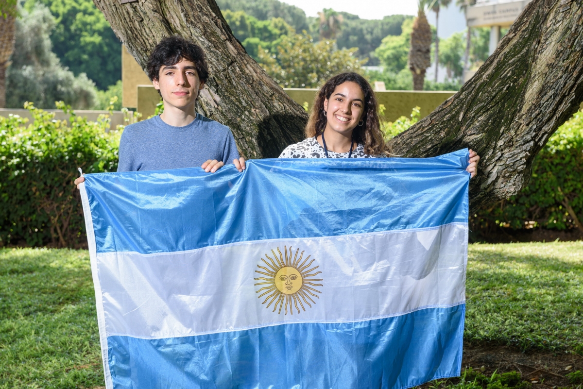 阿根廷学生Santiago Aranguri和MaríaClaraMiserendino在2018年的Bessie Lawrence国际夏季科学研究所（Issi）博士。