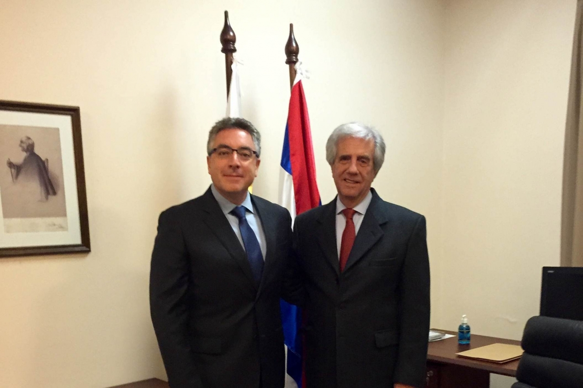 乌拉圭总裁塔巴拉·弗莱斯茨博士，右边是拉美委员会首席执行官Dany Schmit，于2015年8月乌拉圭的总统府